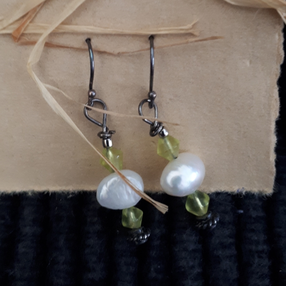 Hand made earrings - SS with pearl and green vintage beads